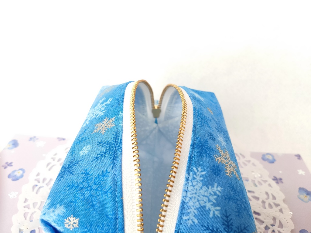 雪の結晶❅キラキラ⭐︎キャラメルポーチ(ブルー)