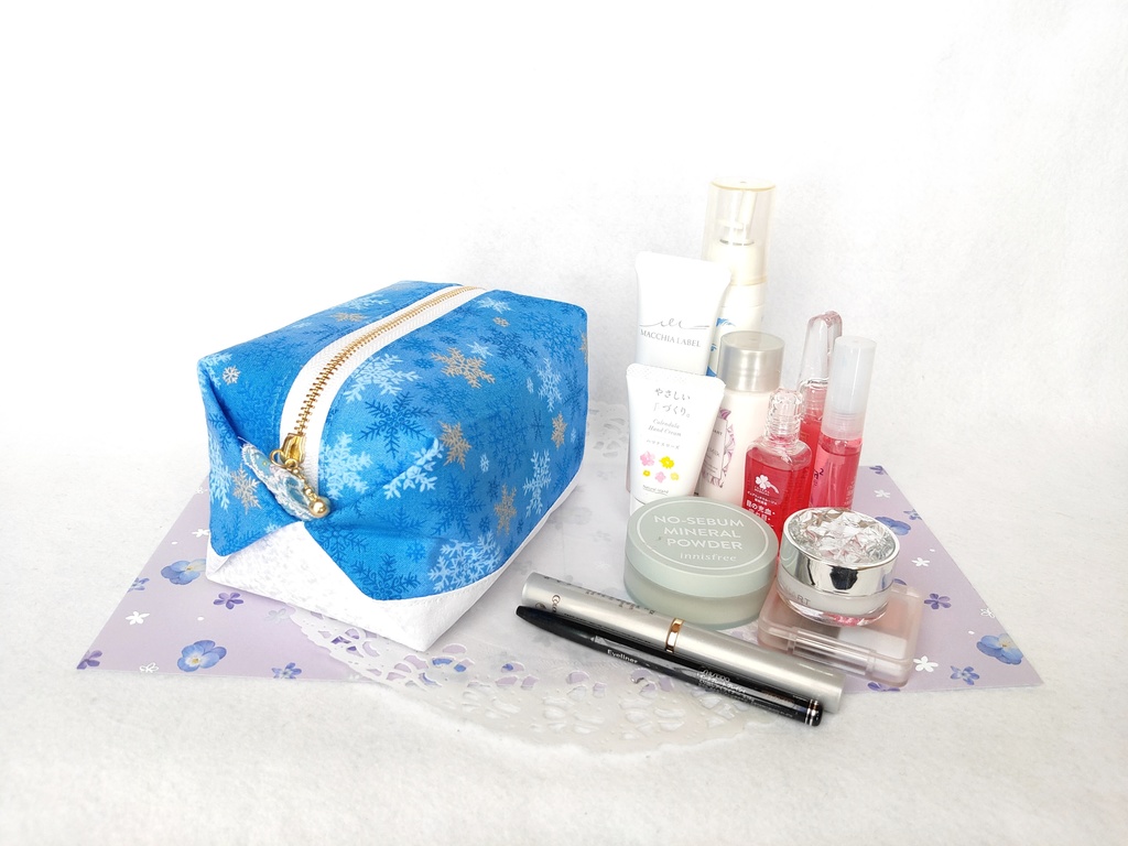 雪の結晶❅キラキラ⭐︎キャラメルポーチ(ブルー)