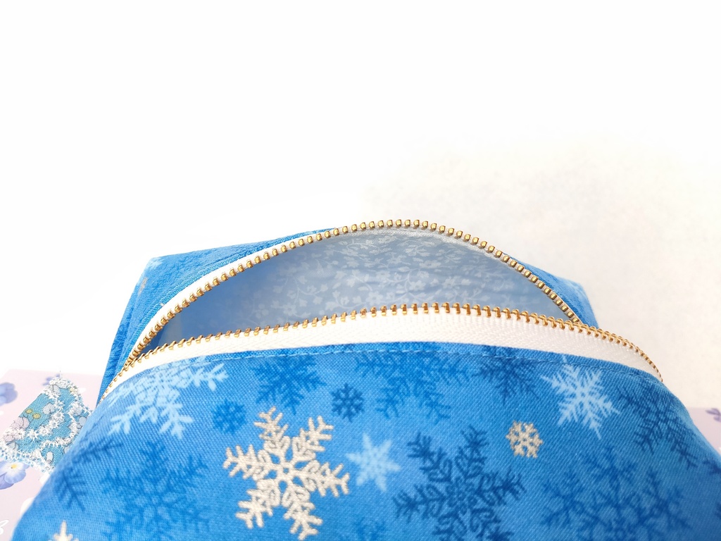 雪の結晶❅キラキラ⭐︎キャラメルポーチ(ブルー)