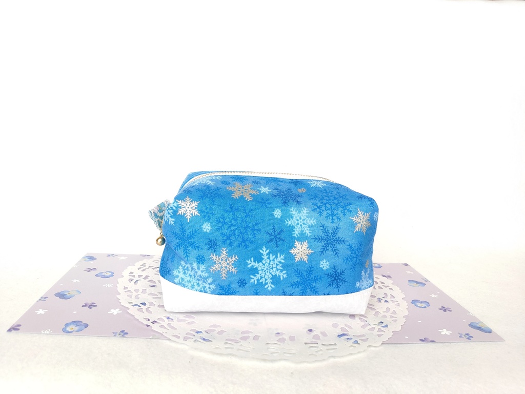 雪の結晶❅キラキラ⭐︎キャラメルポーチ(ブルー)