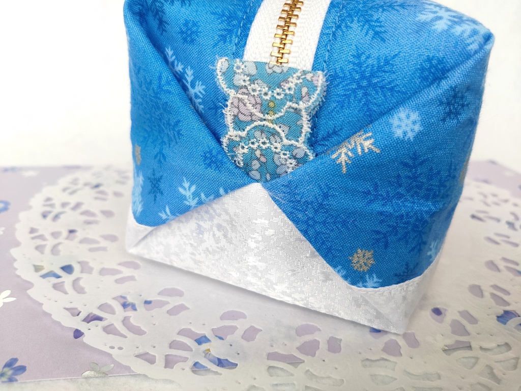 雪の結晶❅キラキラ⭐︎キャラメルポーチ(ブルー)