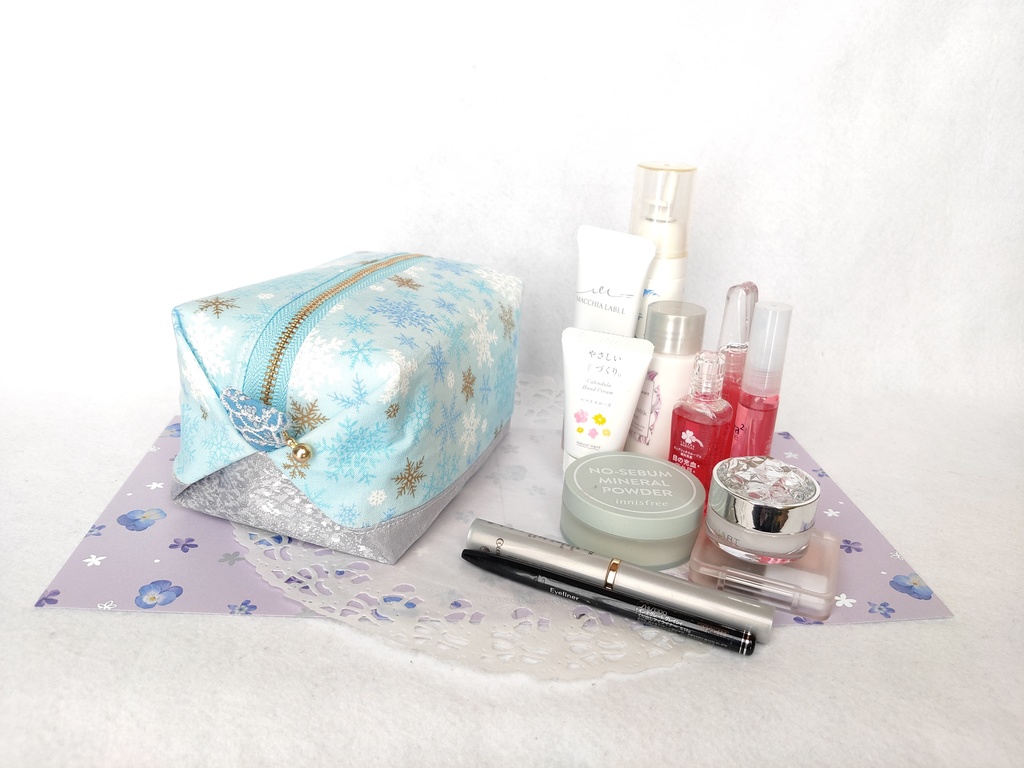 雪の結晶❅キラキラ⭐︎キャラメルポーチ(サックスブルー)