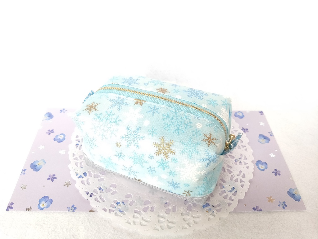 雪の結晶❅キラキラ⭐︎キャラメルポーチ(サックスブルー)