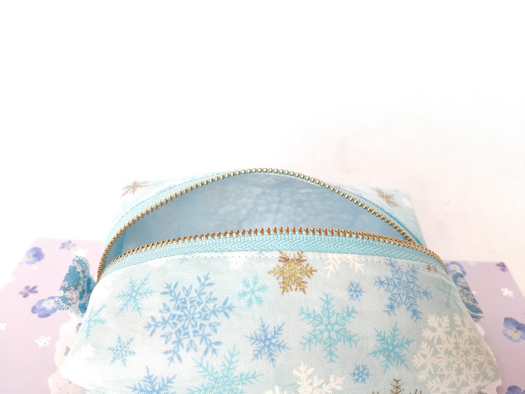 雪の結晶❅キラキラ⭐︎キャラメルポーチ(サックスブルー)