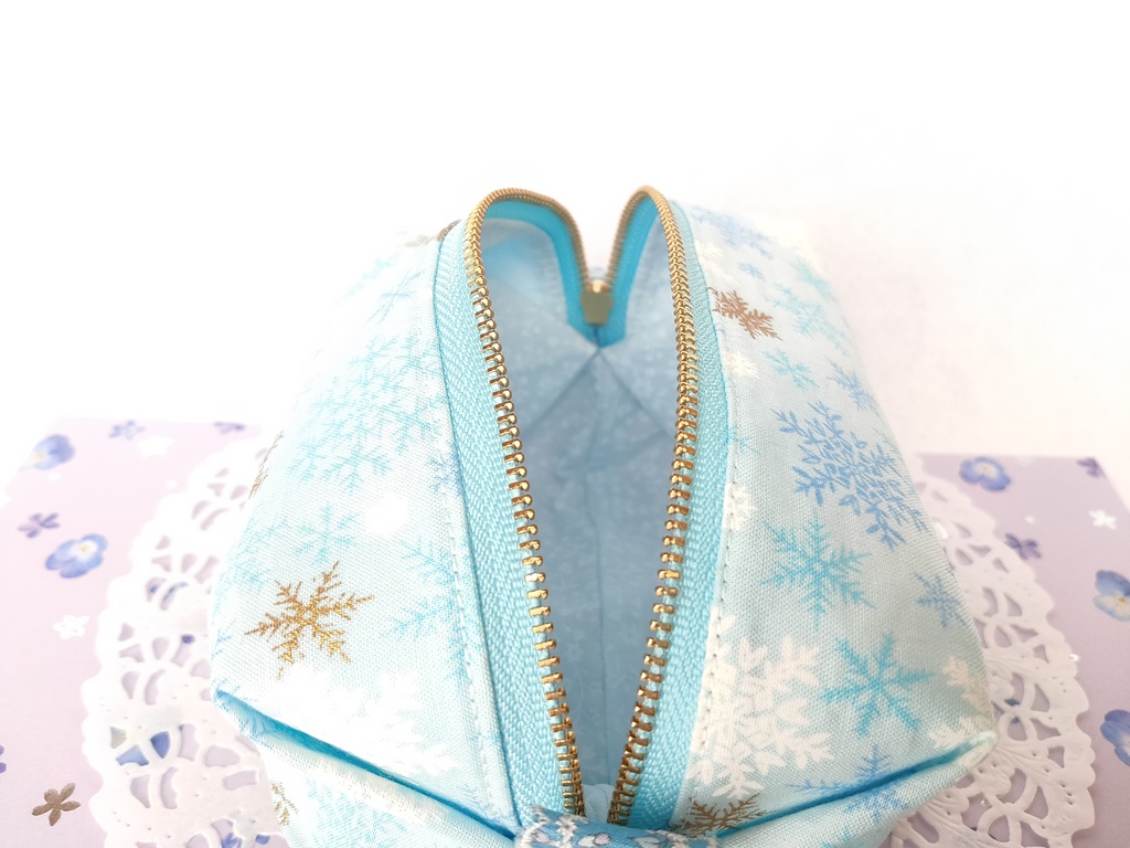 雪の結晶❅キラキラ⭐︎キャラメルポーチ(サックスブルー)