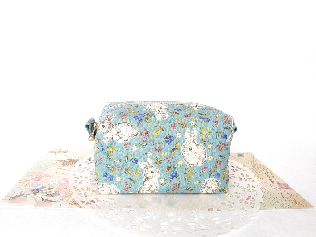 キャラメルポーチ(うさぎとラズベリー・ブルー)