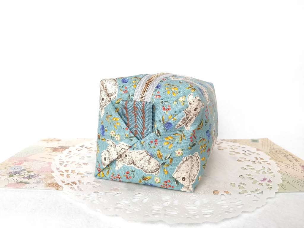 キャラメルポーチ(うさぎとラズベリー・ブルー)