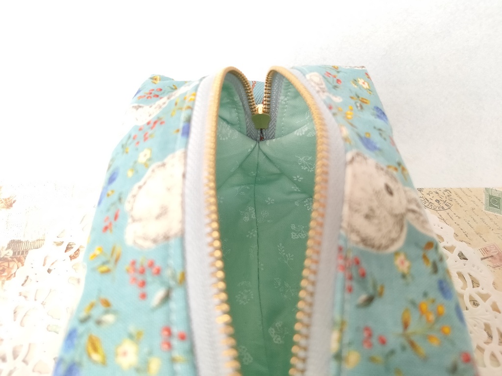 キャラメルポーチ(うさぎとラズベリー・ブルー)