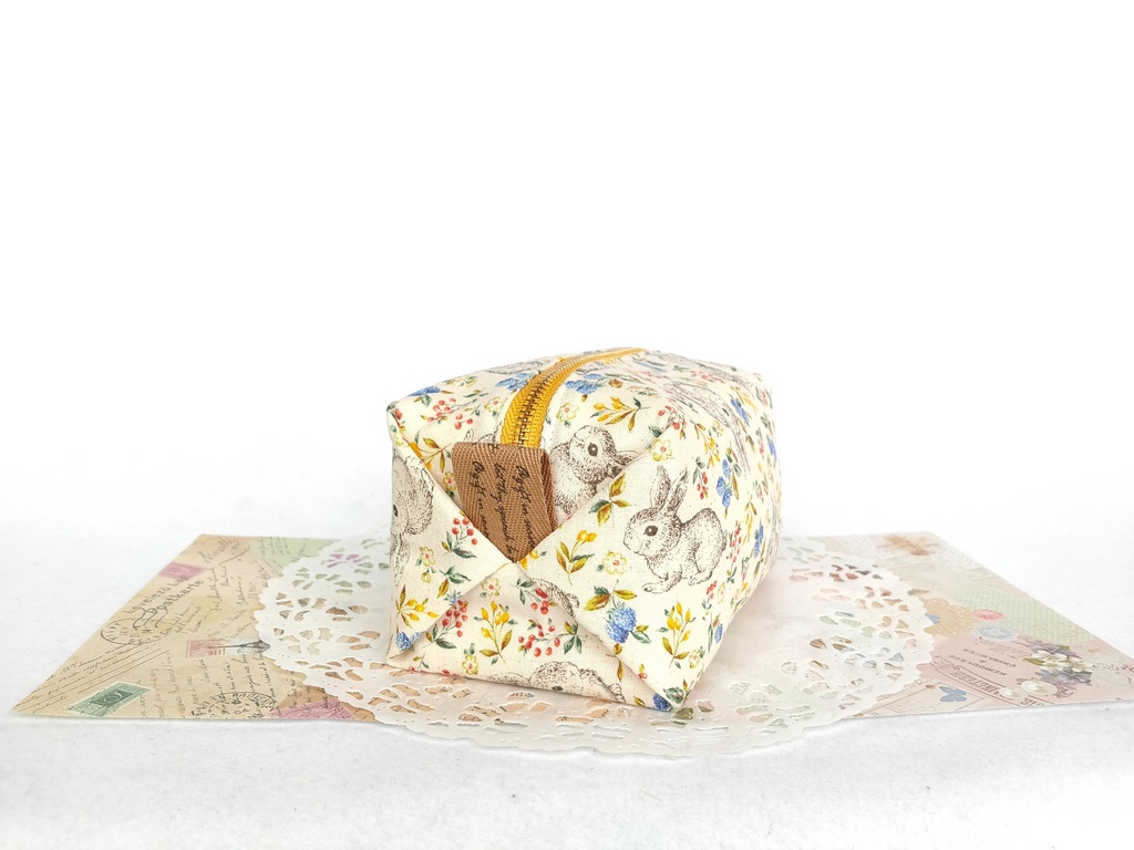 キャラメルポーチ(うさぎとラズベリー・ベージュ)