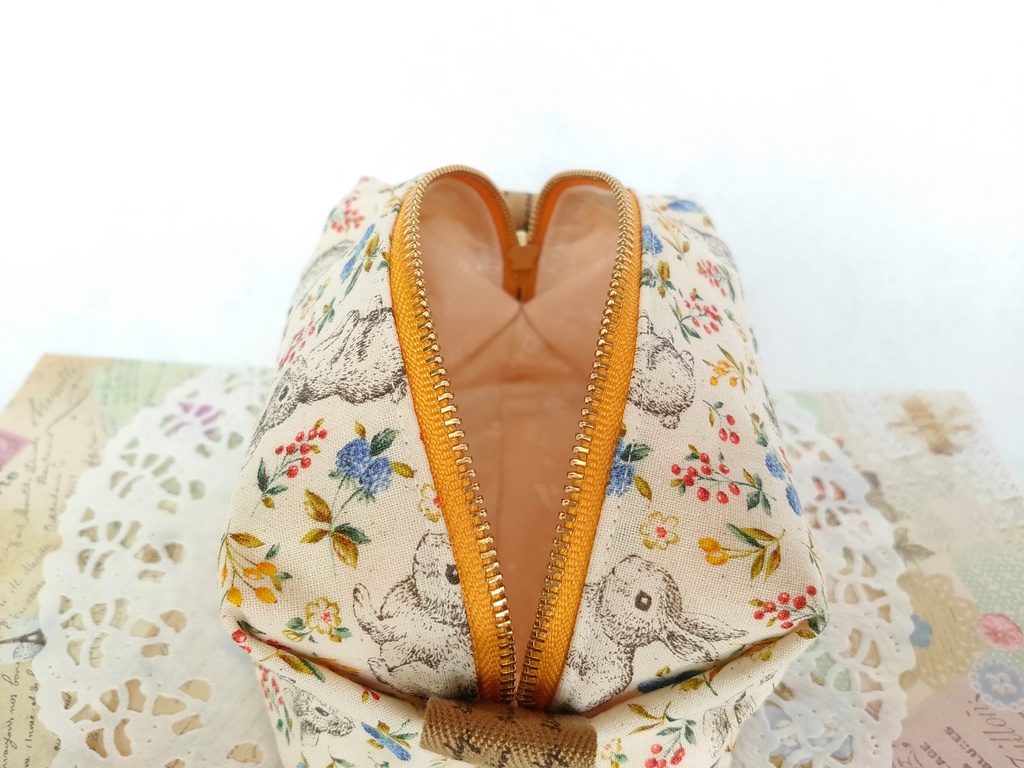 キャラメルポーチ(うさぎとラズベリー・ベージュ)