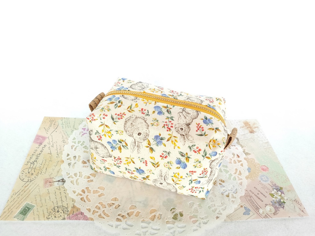 キャラメルポーチ(うさぎとラズベリー・ベージュ)