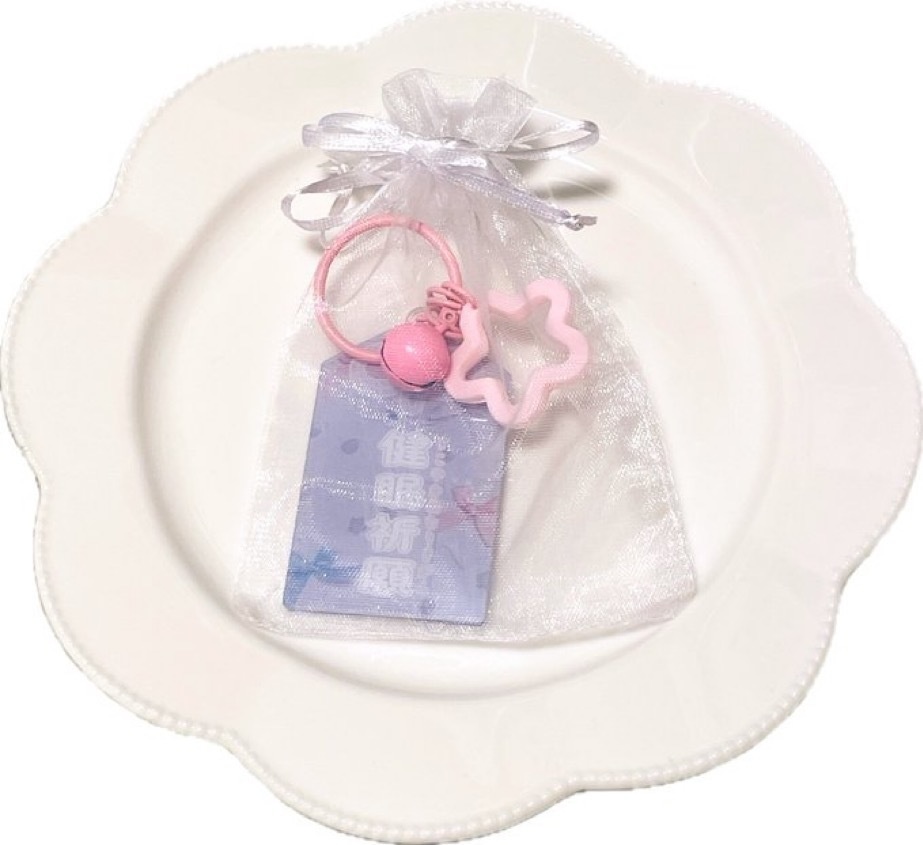 健やかに眠ろうね‼️フチなしお守り風アクキー