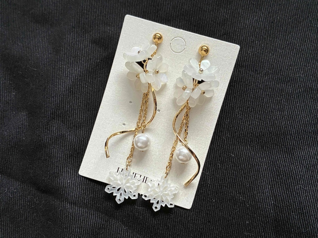 花と雪のイヤリング・ピアス