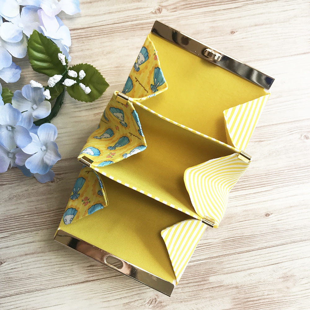 手のひらサイズの折財布 【Alice】