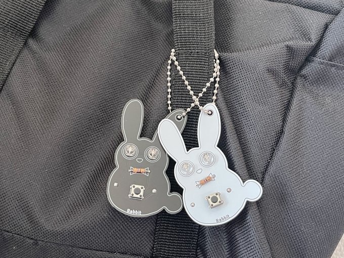 <全6色> Lチカ黒ウサギキーホルダー