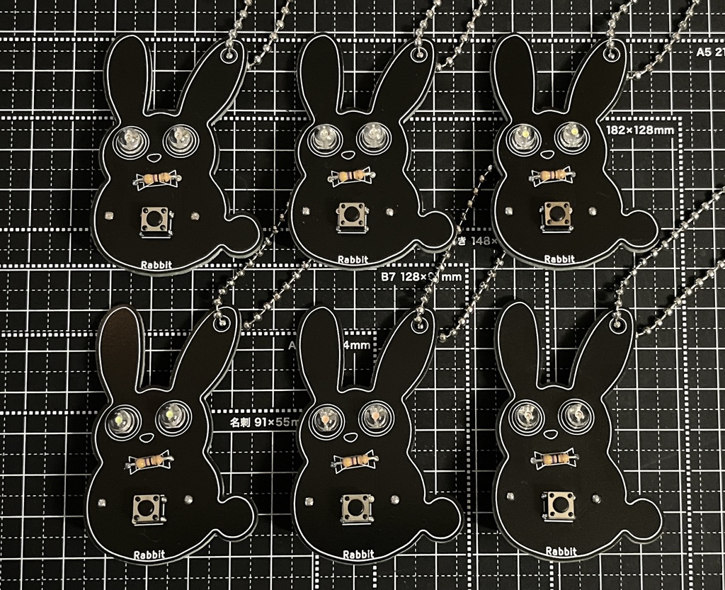 <全6色> Lチカ黒ウサギキーホルダー