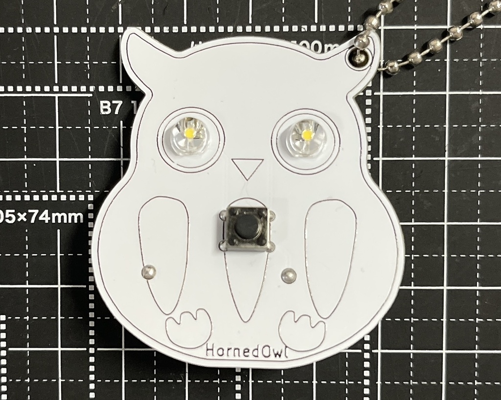 <全6色> Lチカ白ミミズクキーホルダー