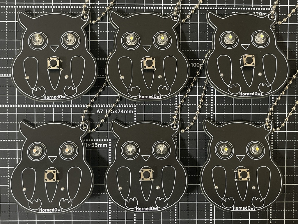 <全6色> Lチカ黒ミミズクキーホルダー