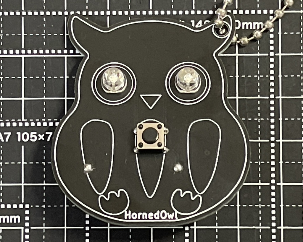 <全6色> Lチカ黒ミミズクキーホルダー