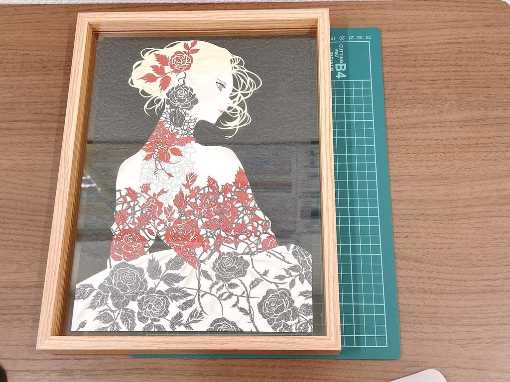 切り絵アート 女性 花模様 木製フレーム