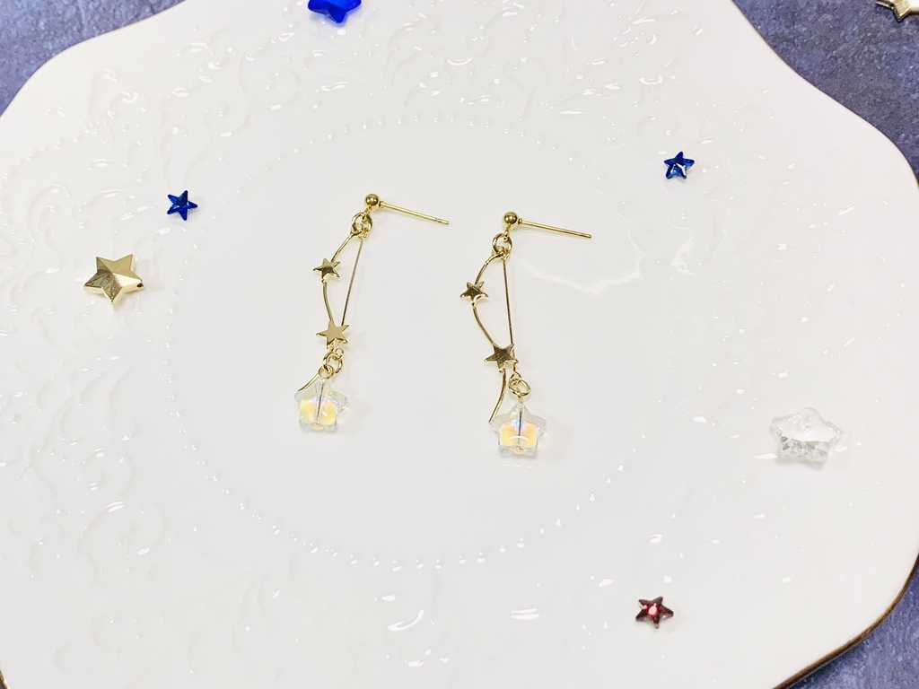 流れる星の小ぶりなピアス