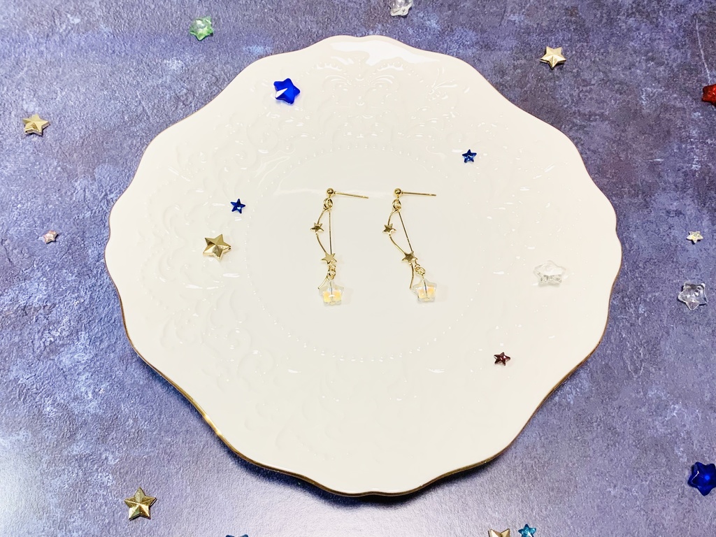 流れる星の小ぶりなピアス