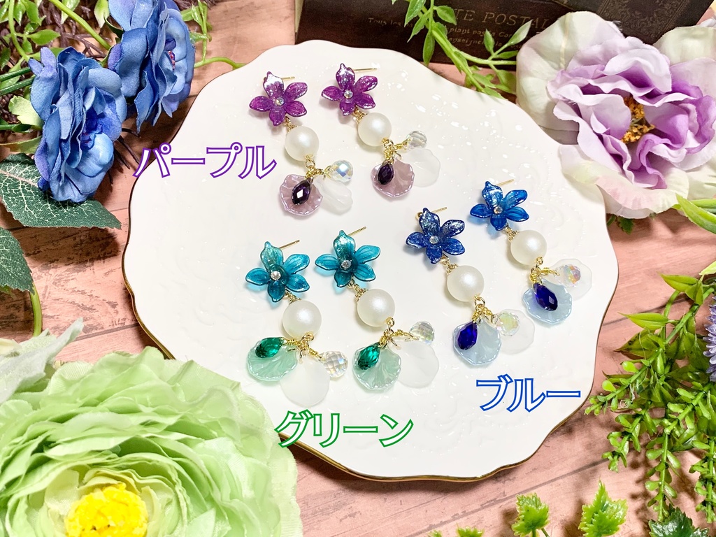 ダークカラーフラワーの花弁飾りピアス