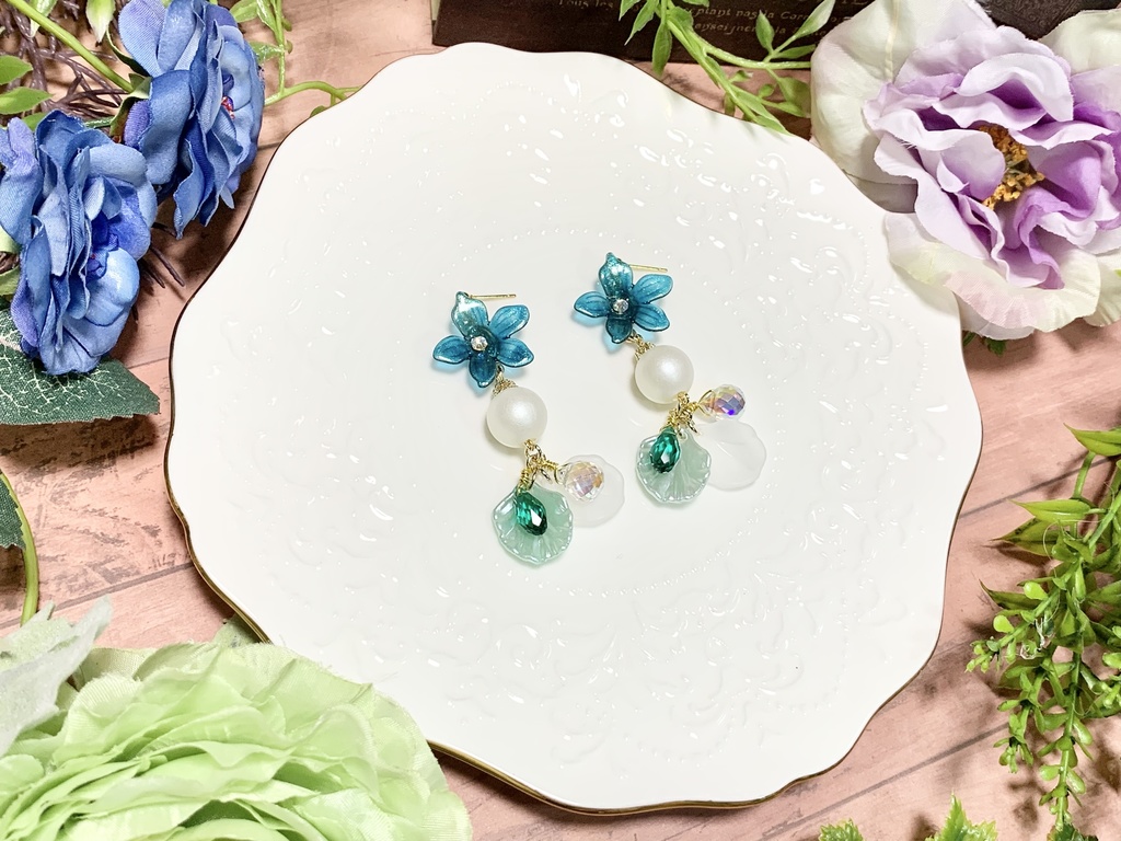 ダークカラーフラワーの花弁飾りピアス