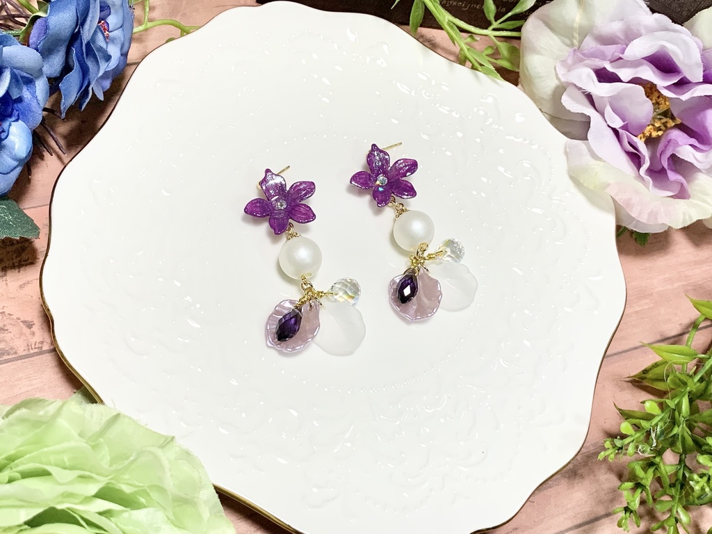 ダークカラーフラワーの花弁飾りピアス