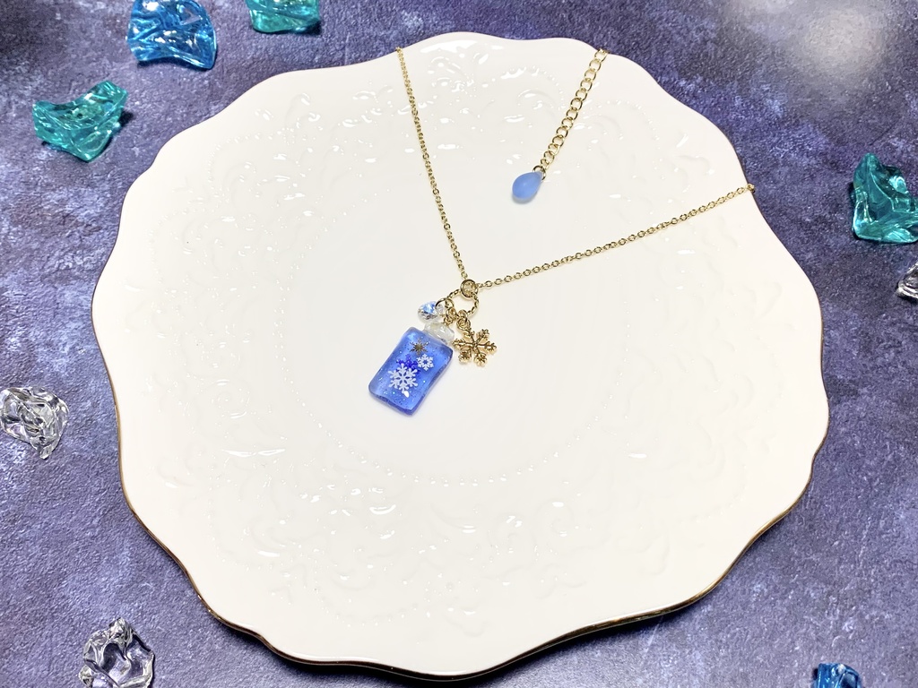 雪のコロンとパフュームボトルネックレス