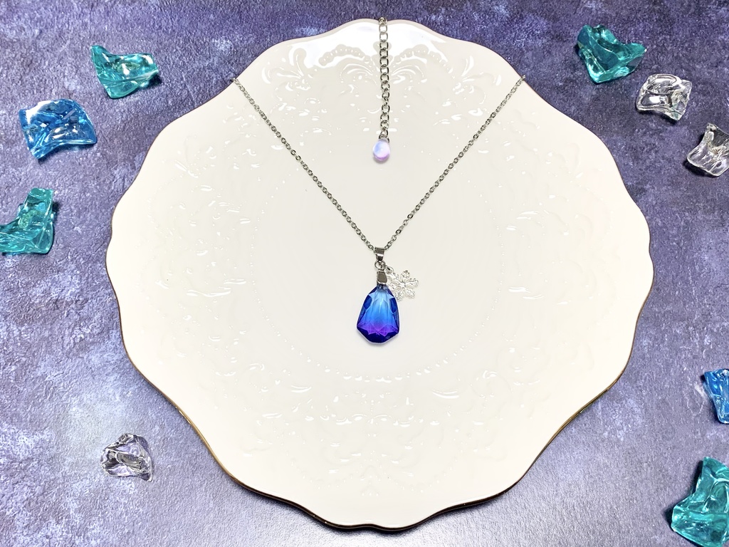 氷山の欠片ネックレス