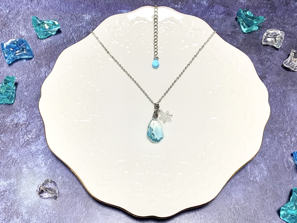 氷山の欠片ネックレス