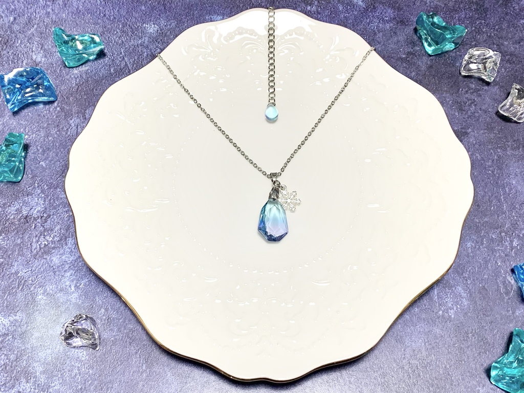 氷山の欠片ネックレス