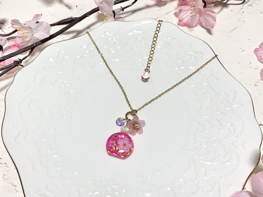 桜のコロンとパフュームボトルネックレス