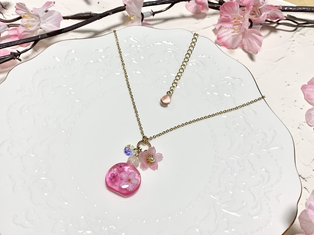 桜のコロンとパフュームボトルネックレス