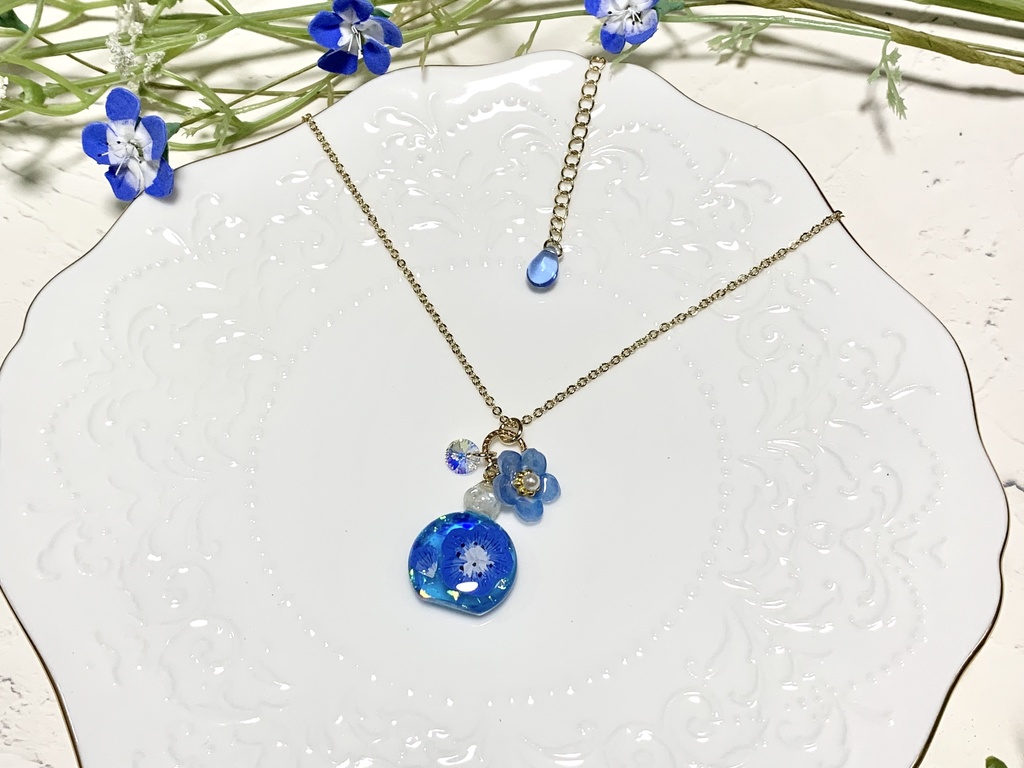 ネモフィラのコロンとパフュームボトルネックレス