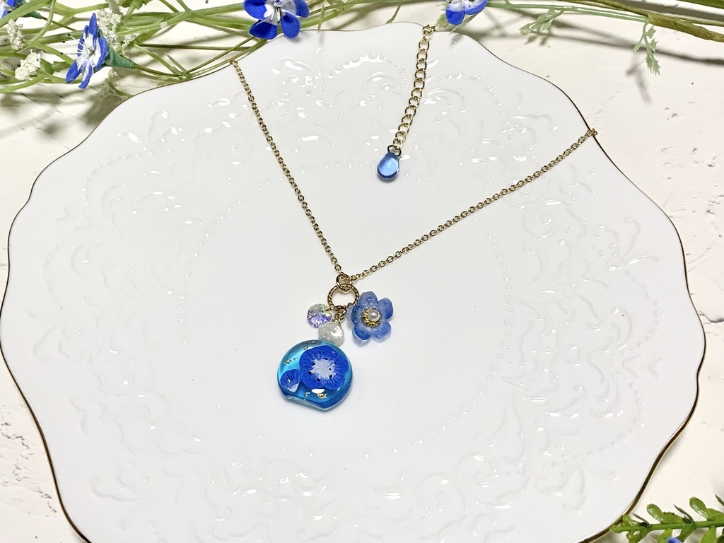 ネモフィラのコロンとパフュームボトルネックレス