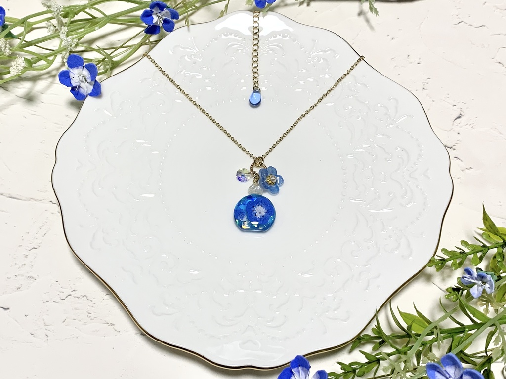 ネモフィラのコロンとパフュームボトルネックレス