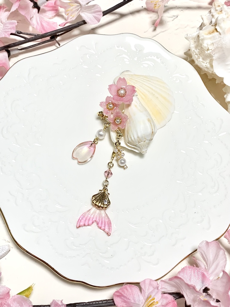 花に染まる人魚イヤークリップ