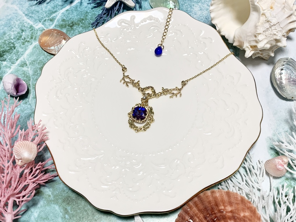 人魚の飾られた宝石ネックレス