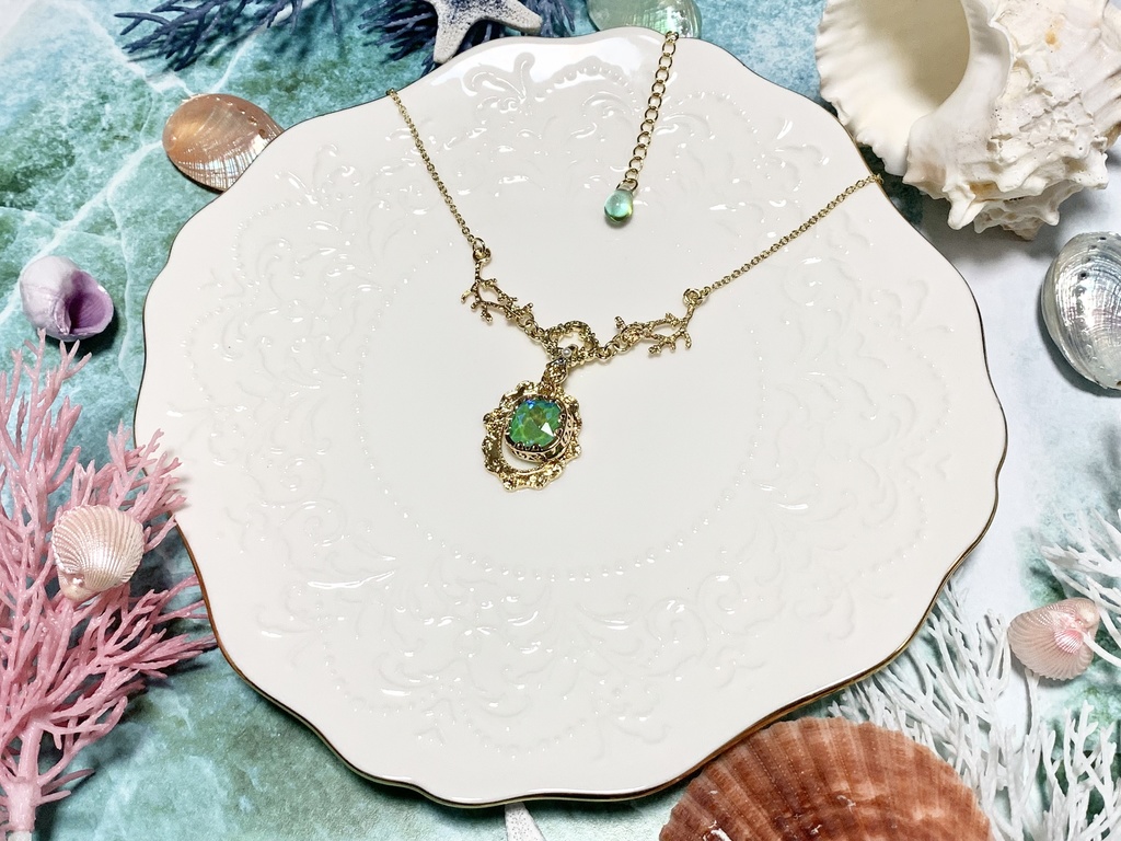 人魚の飾られた宝石ネックレス