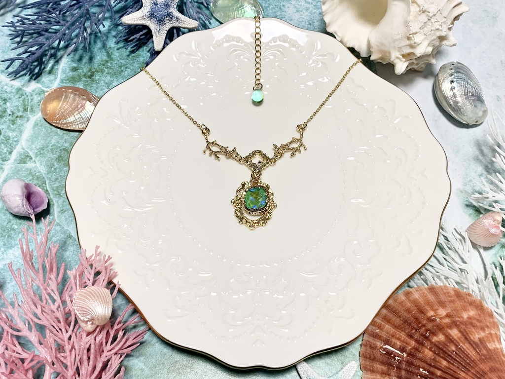 人魚の飾られた宝石ネックレス