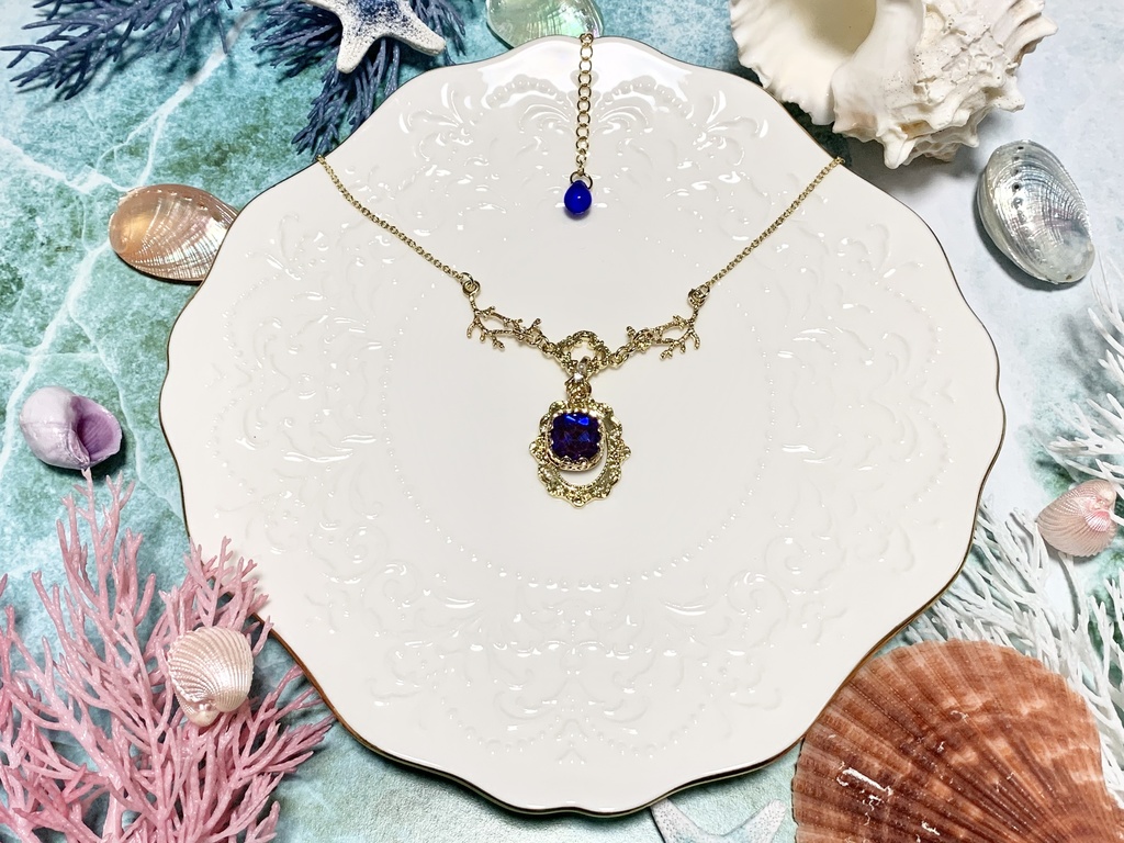 人魚の飾られた宝石ネックレス