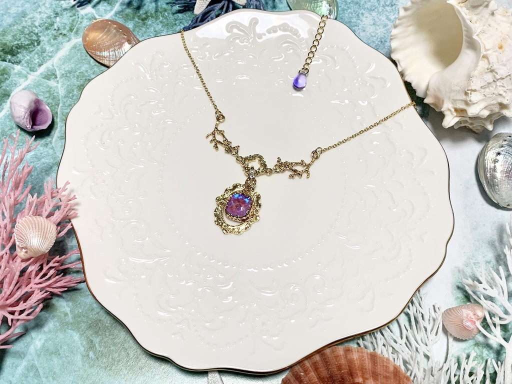 人魚の飾られた宝石ネックレス