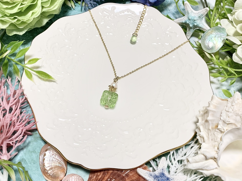 花柄ガラスの香水瓶ネックレス