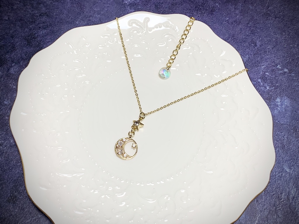 宝石月のネックレス