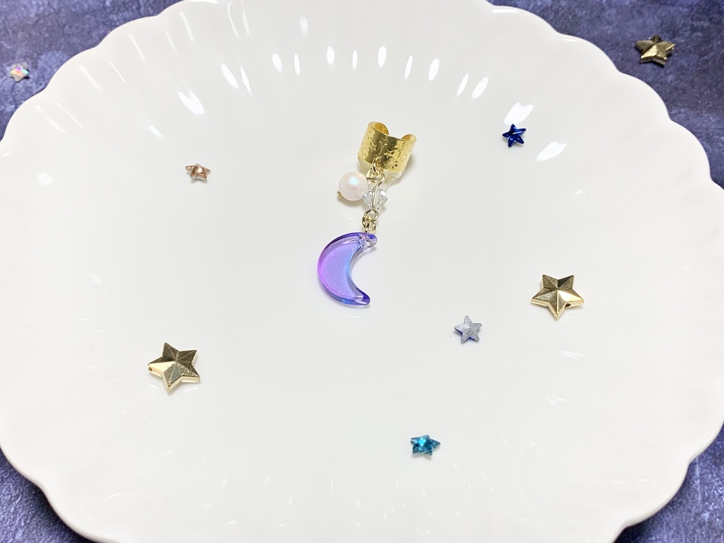 月が揺れるイヤーカフ