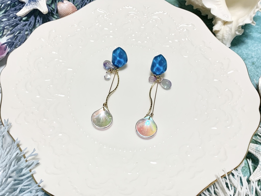 一雫の海と人魚の鱗ピアス