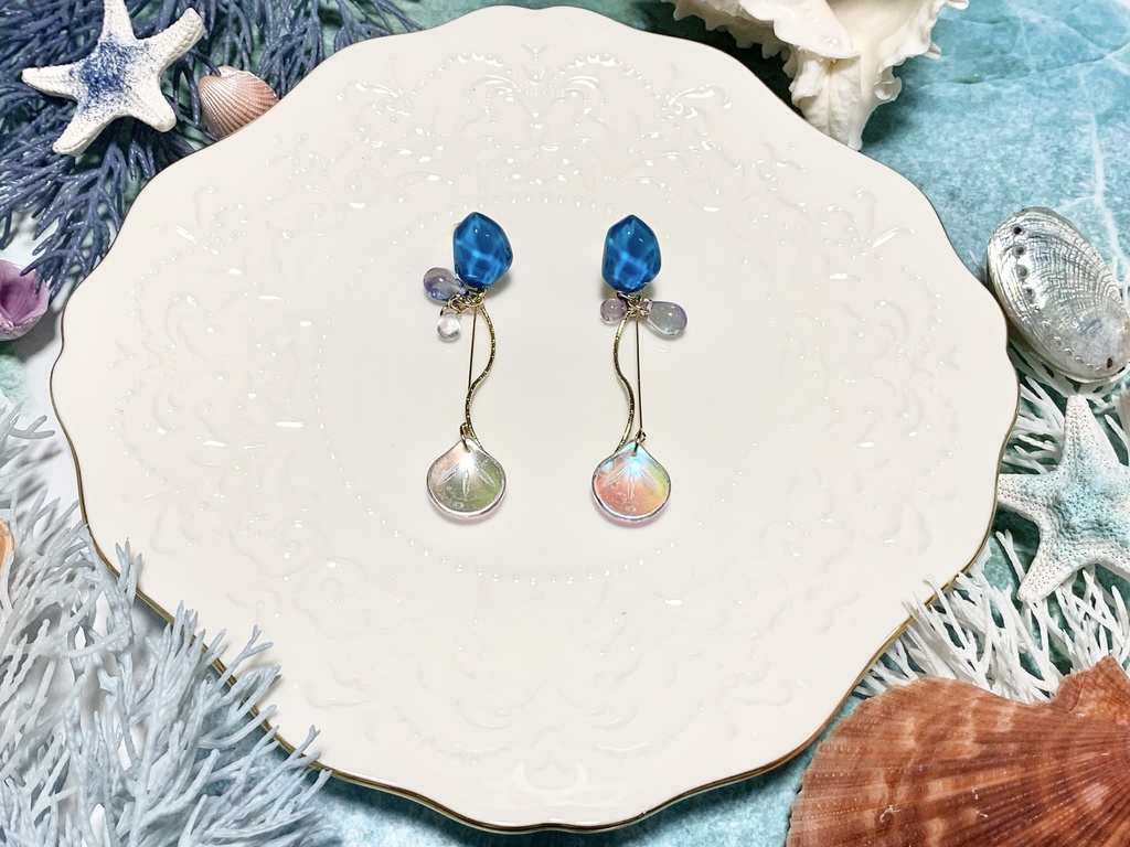 一雫の海と人魚の鱗ピアス