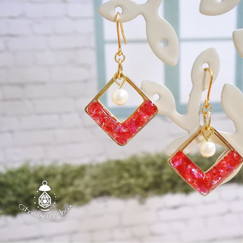 ＜レッド＞スクエア＊シェルピアス／イヤリング